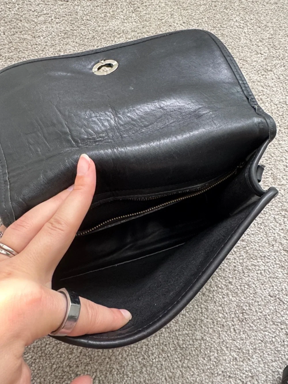 Vintage Coach Black Leather Shoulder Bag with Turnlock - Picture 2 of 4